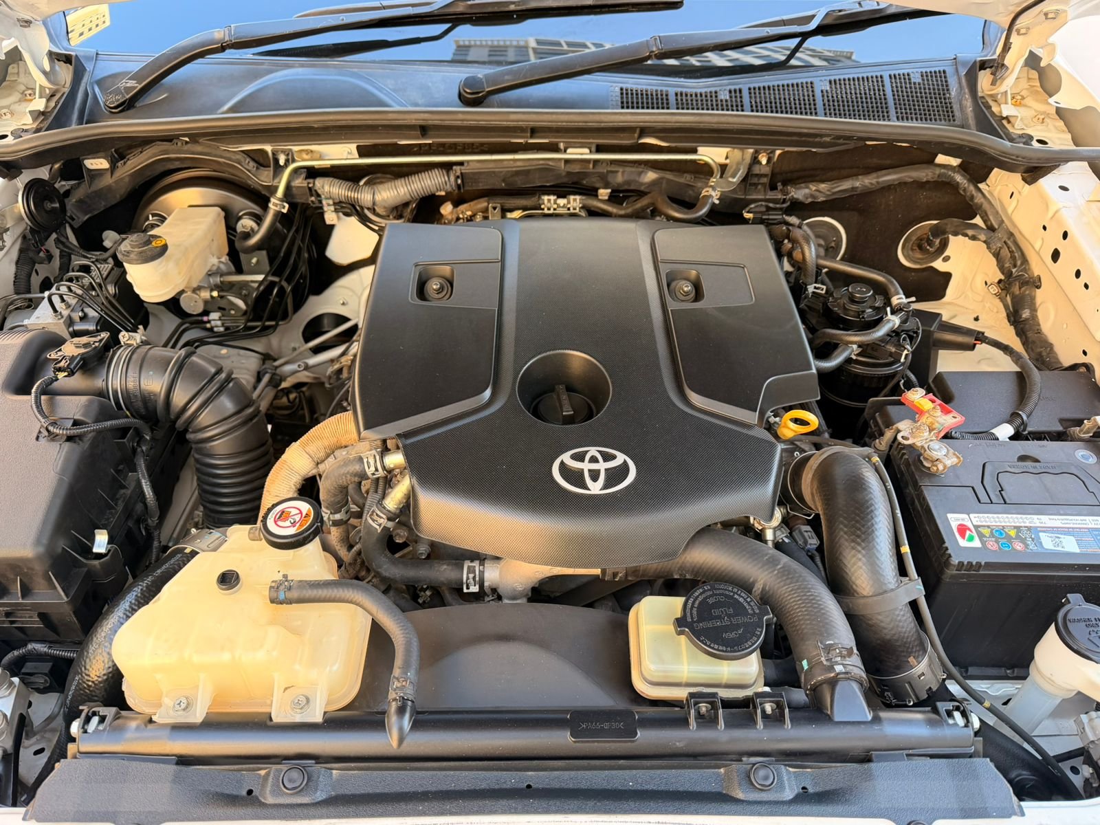 Toyota Hilux SR5 2019 White image